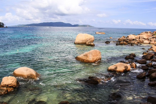 塞舌尔普拉兰岛玛丽路易海滩礁石