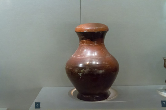 山东博物馆文物展品西汉漆衣陶壶