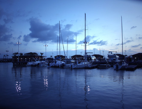 淀山湖港湾游艇夜色