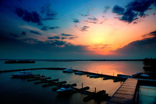 淀山湖游艇俱乐部傍晚夜景