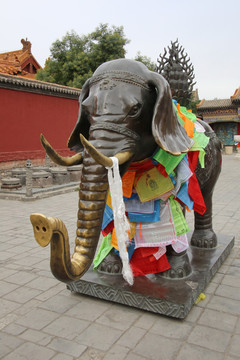 铜雕披经幡大象
