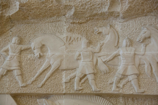 古代战马和士兵浮雕像