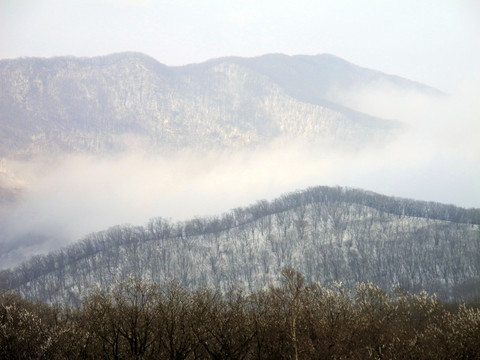 雾锁雪山