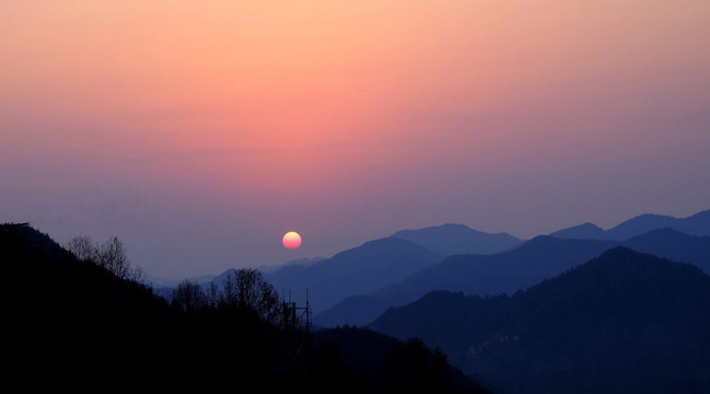 山谷日出