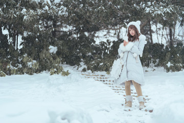 冬季大雪天里的美丽少女