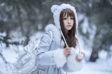 冬季大雪天里的美麗少女