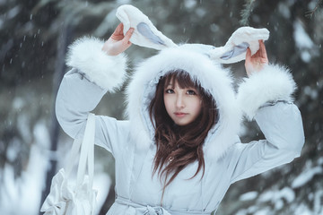 冬季大雪天里的美丽少女