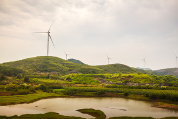 山崗里的風力發電機