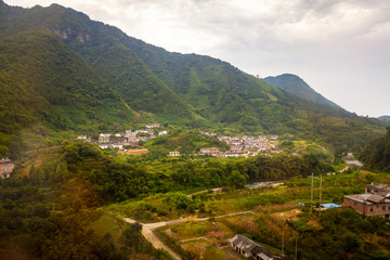 山脚下的山村