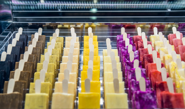 冰柜里各种水果口味的彩色冰激凌
