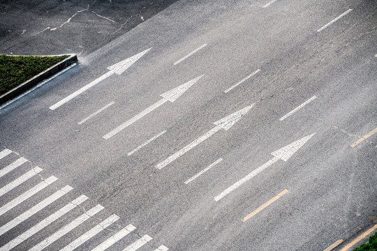 繁华的公路上空无一人