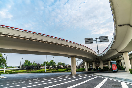 繁华的公路上空无一人