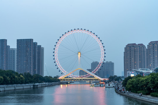 夜晚的天津之眼摩天轮