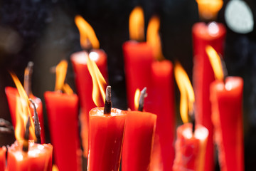 宗教祈福用的红色蜡烛