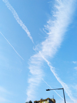 天空飞机痕迹云朵