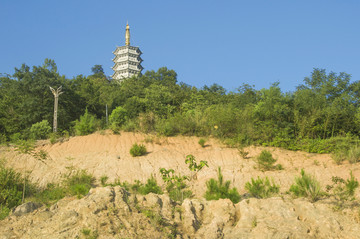 山岗有一座塔