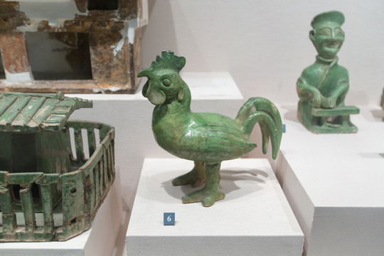 山东博物馆展品汉代绿釉陶鸡