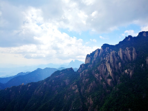 蓝天白云崇山峻岭