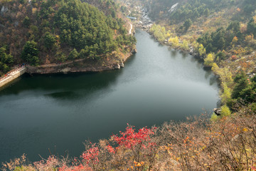 秋季两座泛黄的山中间穿过一条河