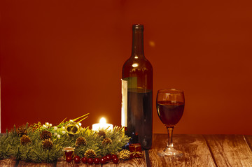 在圣诞节设置的红葡萄酒