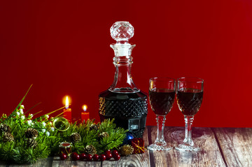 在圣诞节设置的红葡萄酒