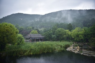 雨中山色美景