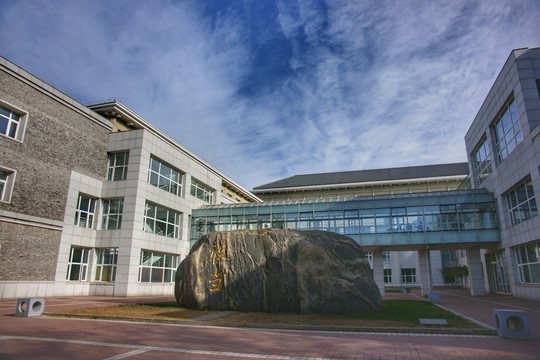 北京大学光华管理学院外景敢当石