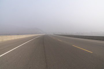 前方雾霾的大道