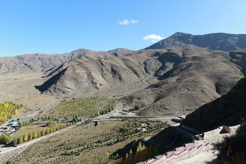 西藏山南崇山峻岭风光