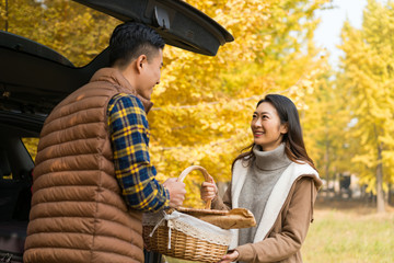 年轻情侣自驾旅行