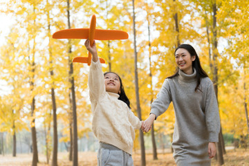 母女二人秋游漫步银杏林