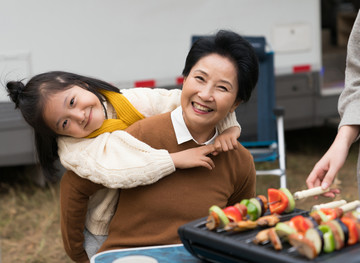 孙女二人秋游户外烧烤