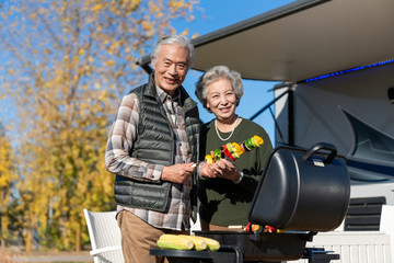 老年夫妻秋游野餐烧烤