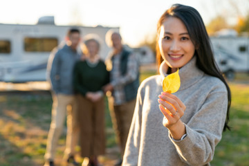 快乐的一家人自驾旅行