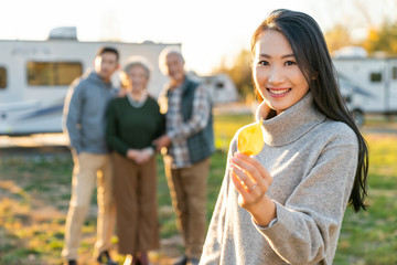 快乐的一家人自驾旅行