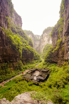 中国四川省武隆县的天坑三桥景区