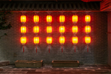 中国古代传统灯笼挂在墙上