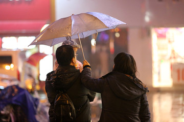 雨中行人