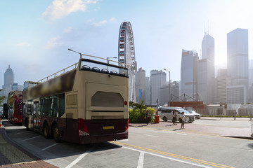 双层观光巴士和香港摩天大楼