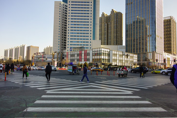 城市街道十字路口人行横道