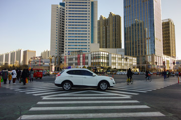 城市街道十字路口人行横道