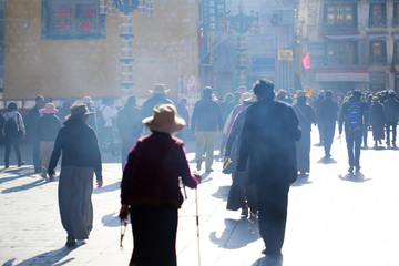 西藏拉萨大昭寺八廓街转经的人流