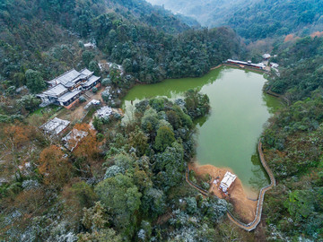 都江堰青城山月沉湖初雪