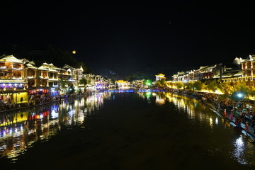 凤凰古城沱江的夜景