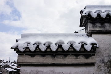 古城建筑檐雪