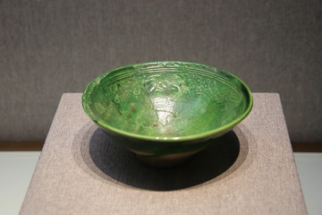 绿釉印水波纹花卉纹瓷碗辽