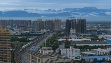 成都高铁与雪山