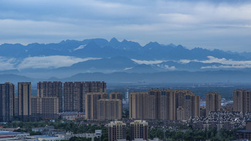 在成都赏雪山