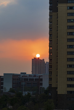 住宅楼日落