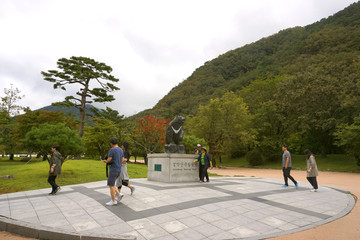 韩国薛岳山熊雕塑